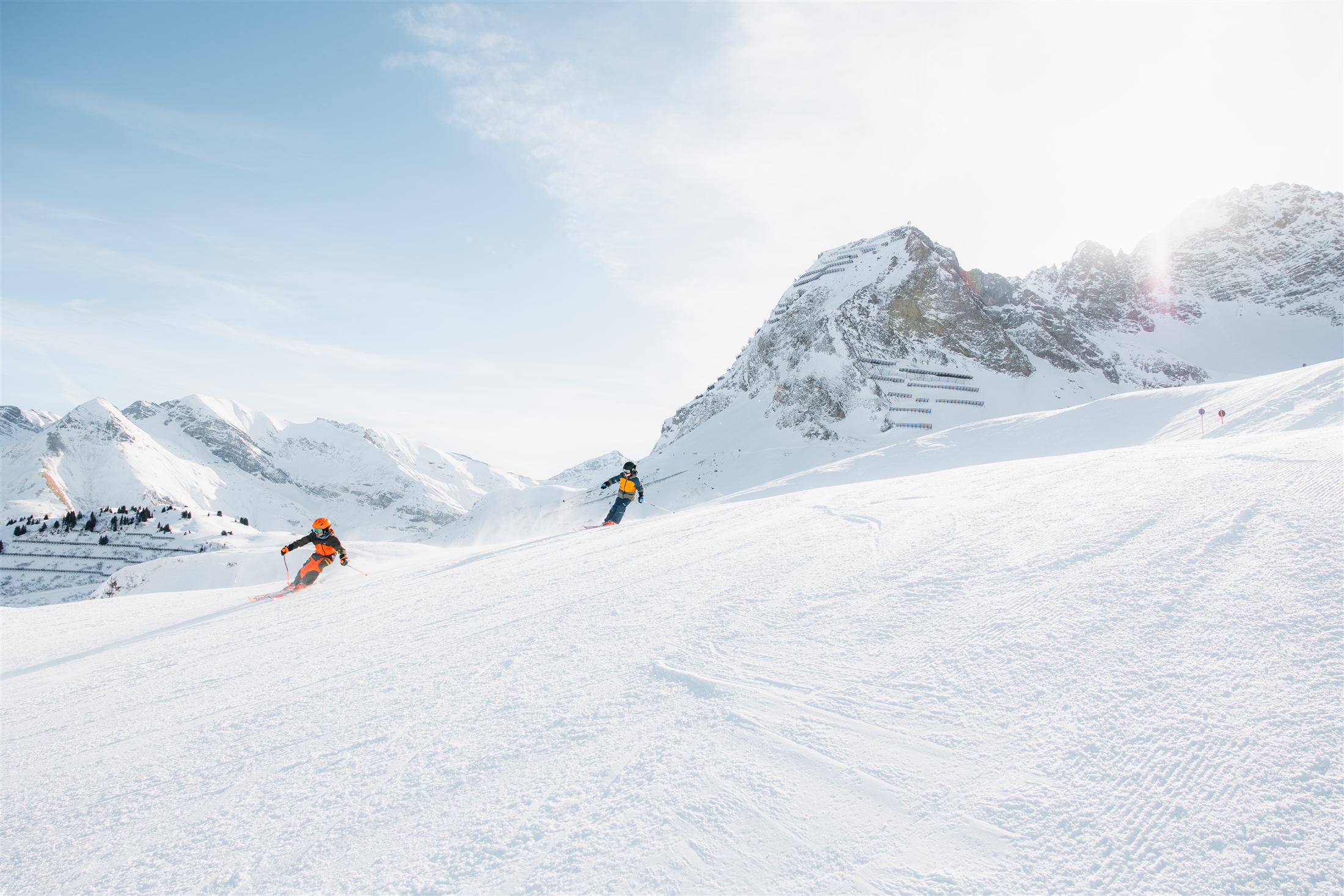Familie beim Skifahren in Warth-Schröcken