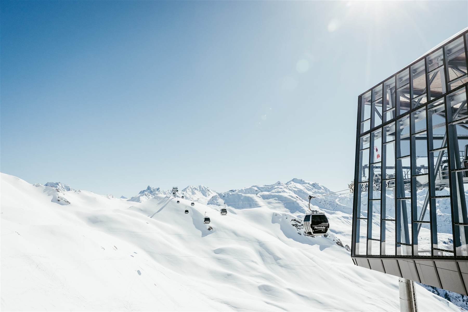 Flexenbahn-Gondel vor winterlicher Bergkulisse am Arlberg