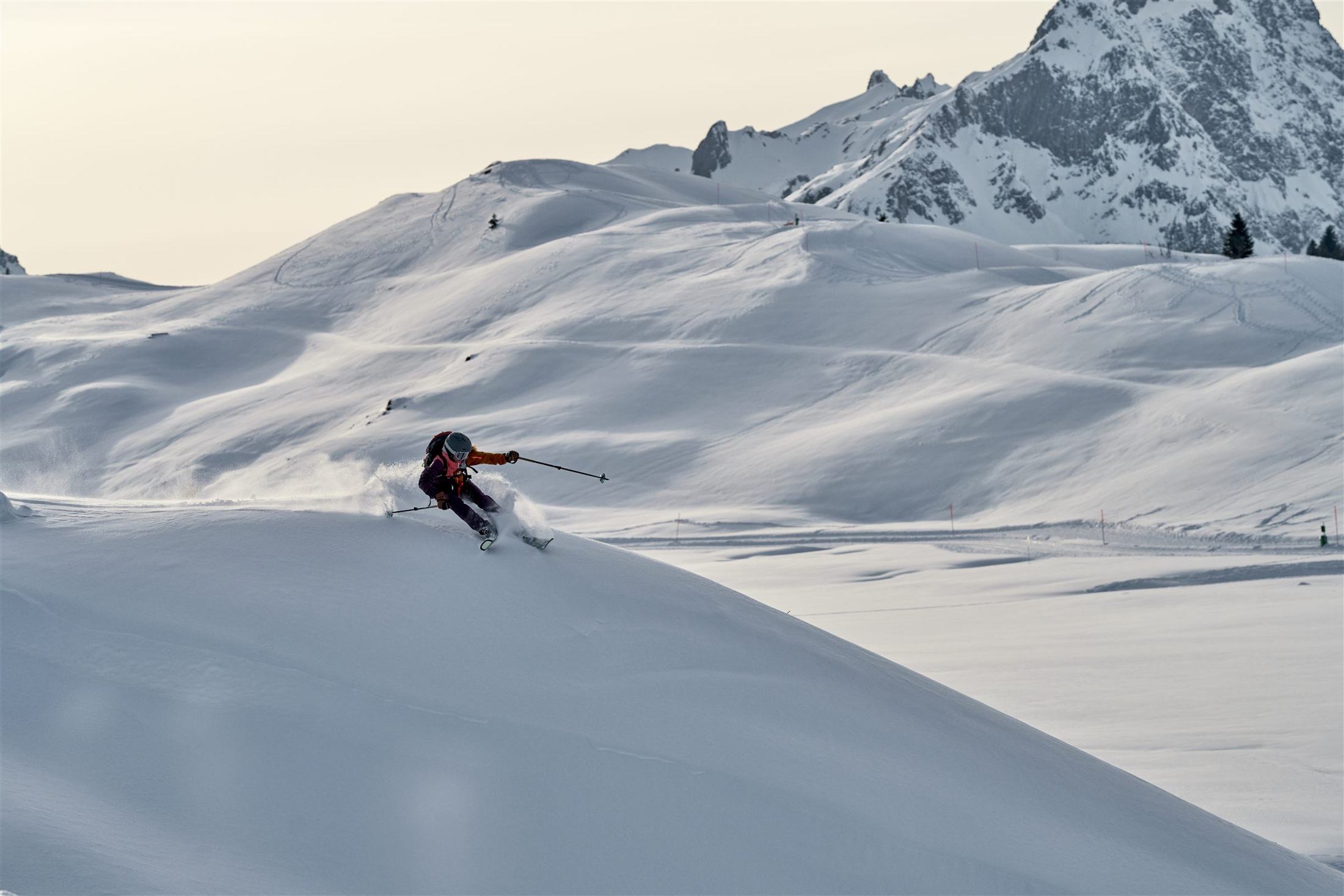 Skifahrerin vor alpiner Gipfelkulisse