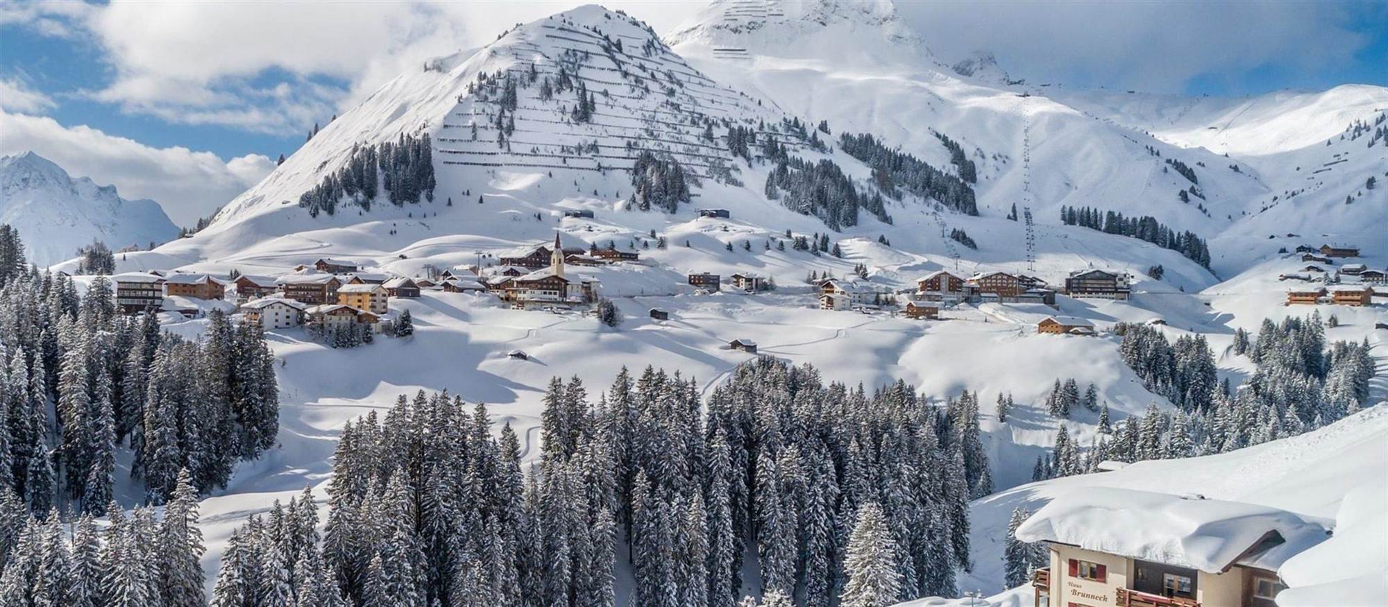 Warth am Arlberg im Winter aus der Luft